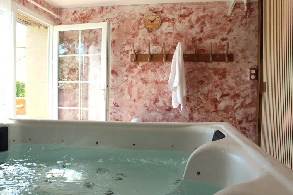 Jacuzzi au Gîte la Méniquette, de grande capacité