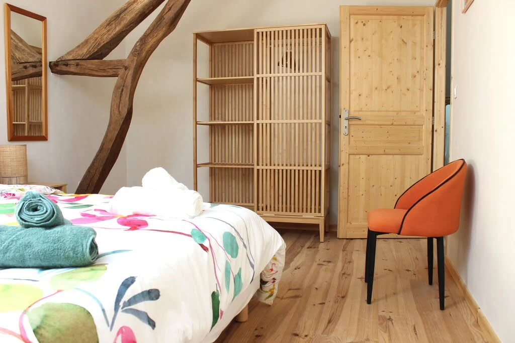 Chambre double sous combles dans notre gîte à Ségalas