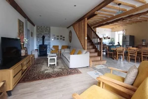 Salon convivial dans notre gîte 10 personnes à Ségalas