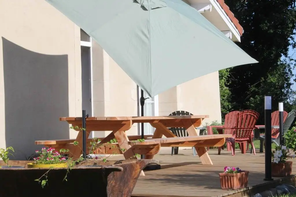 Terrasse pour gîte 10 personnes en Bigorre