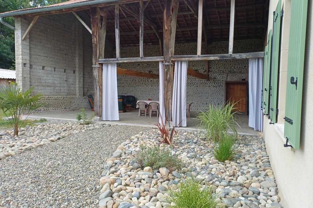 Vue extérieure de la terrasse abritée du gîte de vacances à Ségalas